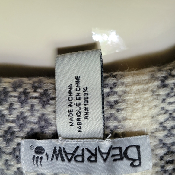 Bearpaw Grey & White Wrap Blanket Shawl - Picture 5 of 5